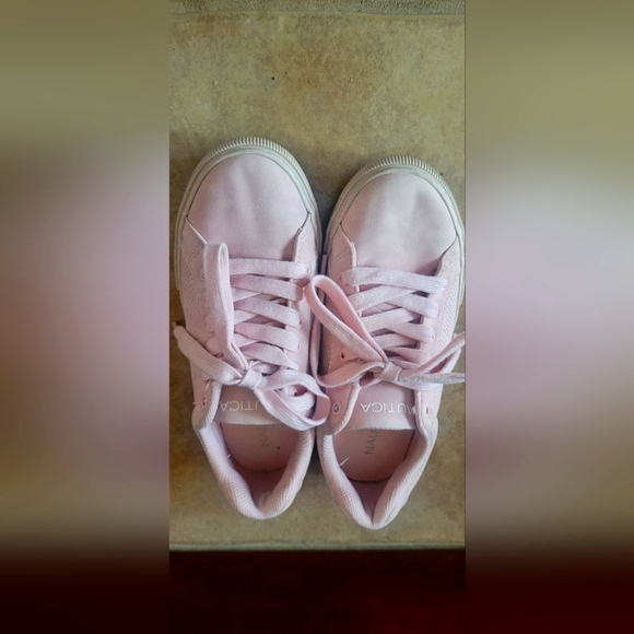 Adorable tennies, lightly worn - Picture 1 of 3